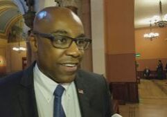Judge ends anti-ICE case, jumps into IL Dems’ bid to freeze ICE